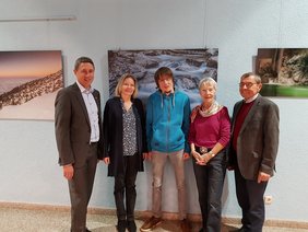 Bürgermeister Christoph Böck gemeinsam mit Kulturreferenten Jolanta Wrobel, Antje Kolbe und Manfred Utz beglückwünschen Maximilian Pank (Mitte) zur Ausstellung.